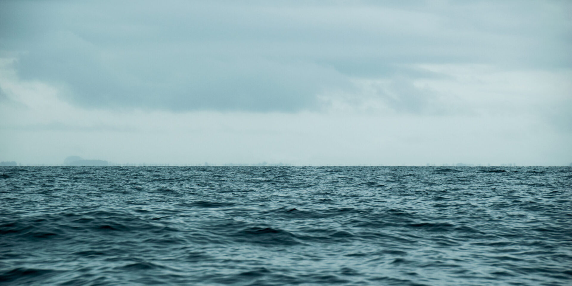 horizon of a choppy sea